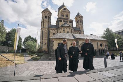 Prior Maximilian Krenn OSB, Abtprimas Jeremias Schr&ouml;der OSB, Abt Mauritius Wilde OSB (v.links)