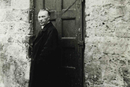 Konrad Adenauer an der sogenannten "Adenauer-Pforte" in der Klostermauer der Abtei Maria Laach