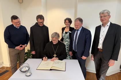 Eintrag ins Buch der Stadt Neuwied  (von links): Stadtwerke Neuwied-Direktor Stefan Herschbach, Prior Maximilian, Abt Mauritius, Stadtgalerie Leiterin Sabine Meinen, Oberb&uuml;rgermeister Jan Einig und Beigeordneter Ralf Seemann.