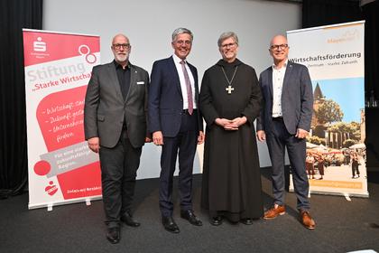 Freuten sich in der Halle129 &uuml;ber einen gelungenen Abend: (v.l.) Uwe Hoffmann, Fachbereichsleiter bei der Stadt Mayen, KSK-Vorstandvorsitzender Karl-Josef Esch, Abt Mauritius Wilde und Oberb&uuml;rgermeister Dirk Meid.