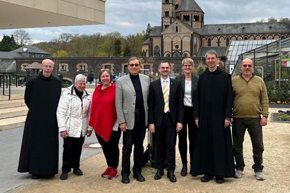 Von links nach rechts. Abt em. Benedikt M&uuml;ntnich (Maria Laach), Sr. Scholastika Steinle (Abtei St. Hildegard, Eibingen), Dr. Antje Eckel (Dr. Eckel Animal Nutrition GmbH und Co. KG, Niederzissen), Minister A.D. Prof. Dr. Ulrich Steger, Philipp Lohse (Gesch&auml;ftsf&uuml;hrer Maria Laach), Stefanie Roos (Stellvertretende Gesch&auml;ftsf&uuml;hrerin Maria Laach), Prior-Administrator Pater Petrus Nowack, Maria Laach), Thomas Hornstein (Maria Laach)