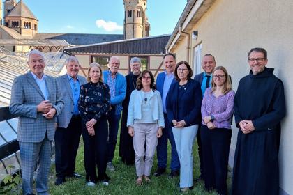 von links nach rechts: Dr. Ottmar Martini (stv. Vorsitzender), Manfred Sattler, Anne Theiss, Helmut Liesenfeld, Abt Mauritius, Dr. Gabriele Wolff (1. Vorsitzende), Michael Kaiser, Alexandra Laubenthal, Johannes Bell, Prof. Dr. Nadine Kammerlander (KWR), Prior Maximilian.