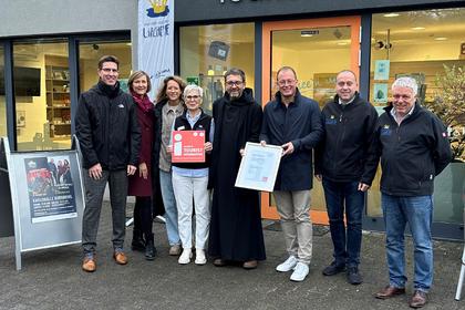 Zufriedene Gesichter: Die Tourist Information Maria Laach wurde im Jahr ihres zehnj&auml;hrigen Bestehens erneut mit der &bdquo;i-Marke&ldquo; ausgezeichnet.