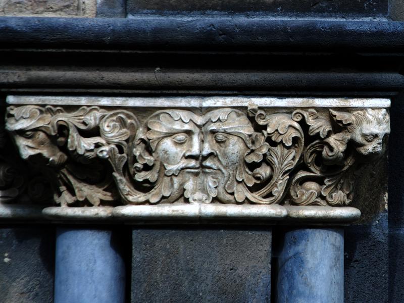 IM DIALOG (Blattmaske am Portalfries des Laacher Paradieses) 