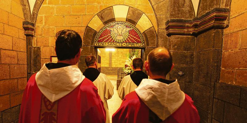 Einzug der Mönche in die Klosterkirche zur Feier der heiligen Messe. (Foto: Jens Weber)